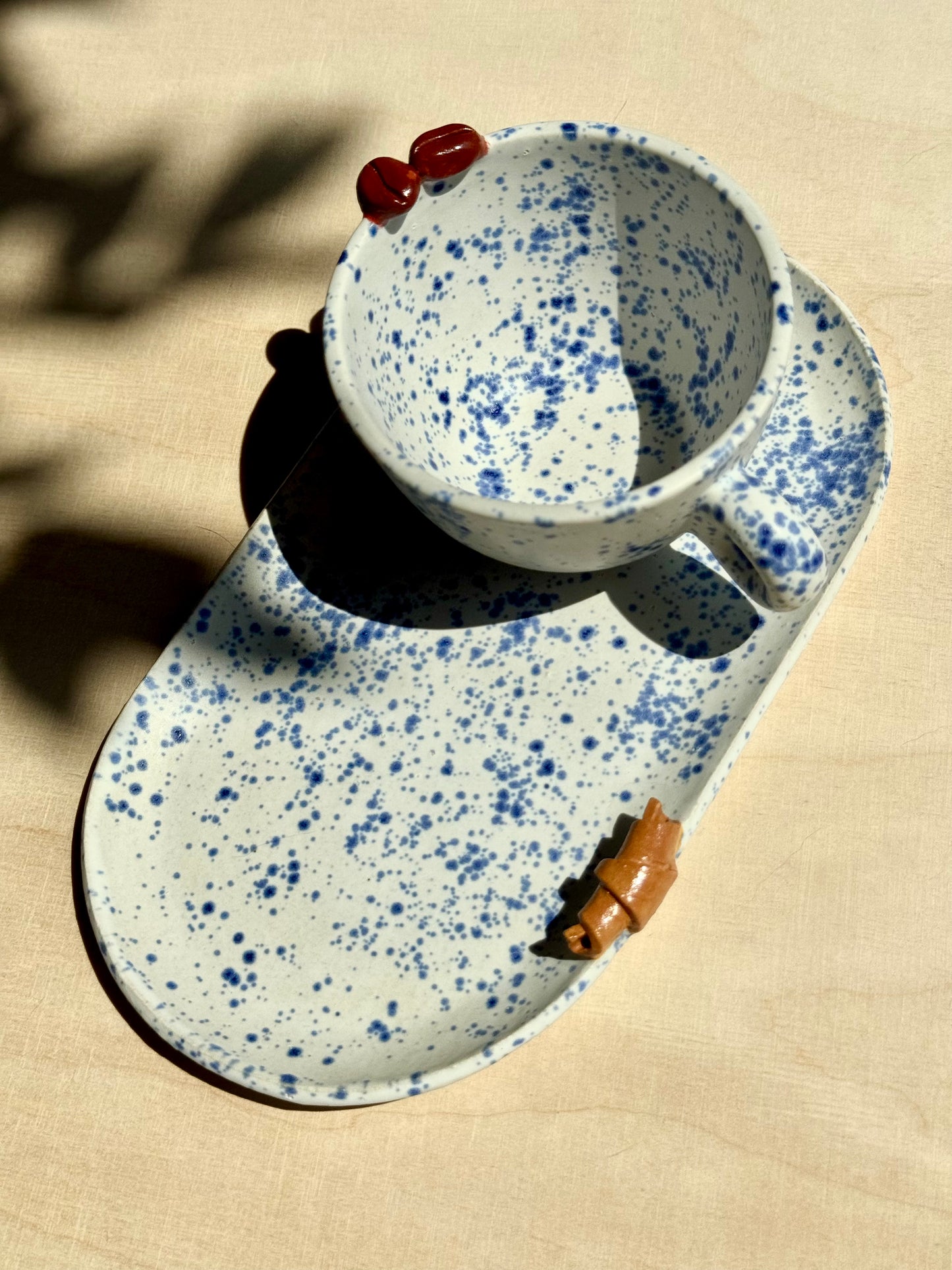 Blue Speckled ontbijtbord met croissant