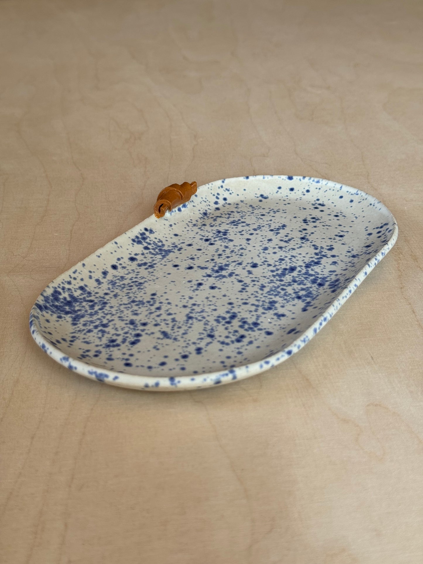 Blue Speckled ontbijtbord met croissant