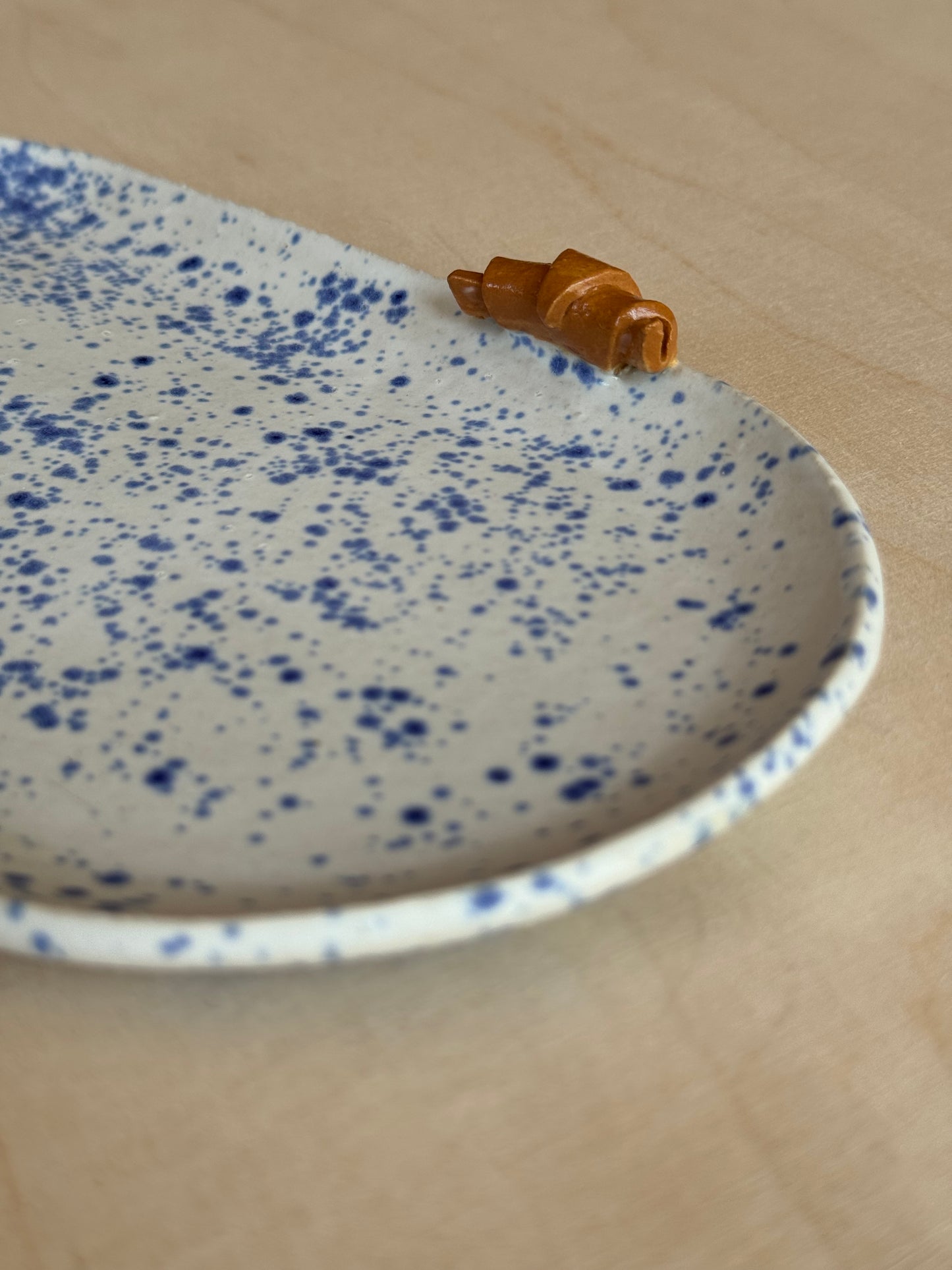 Blue Speckled ontbijtbord met croissant