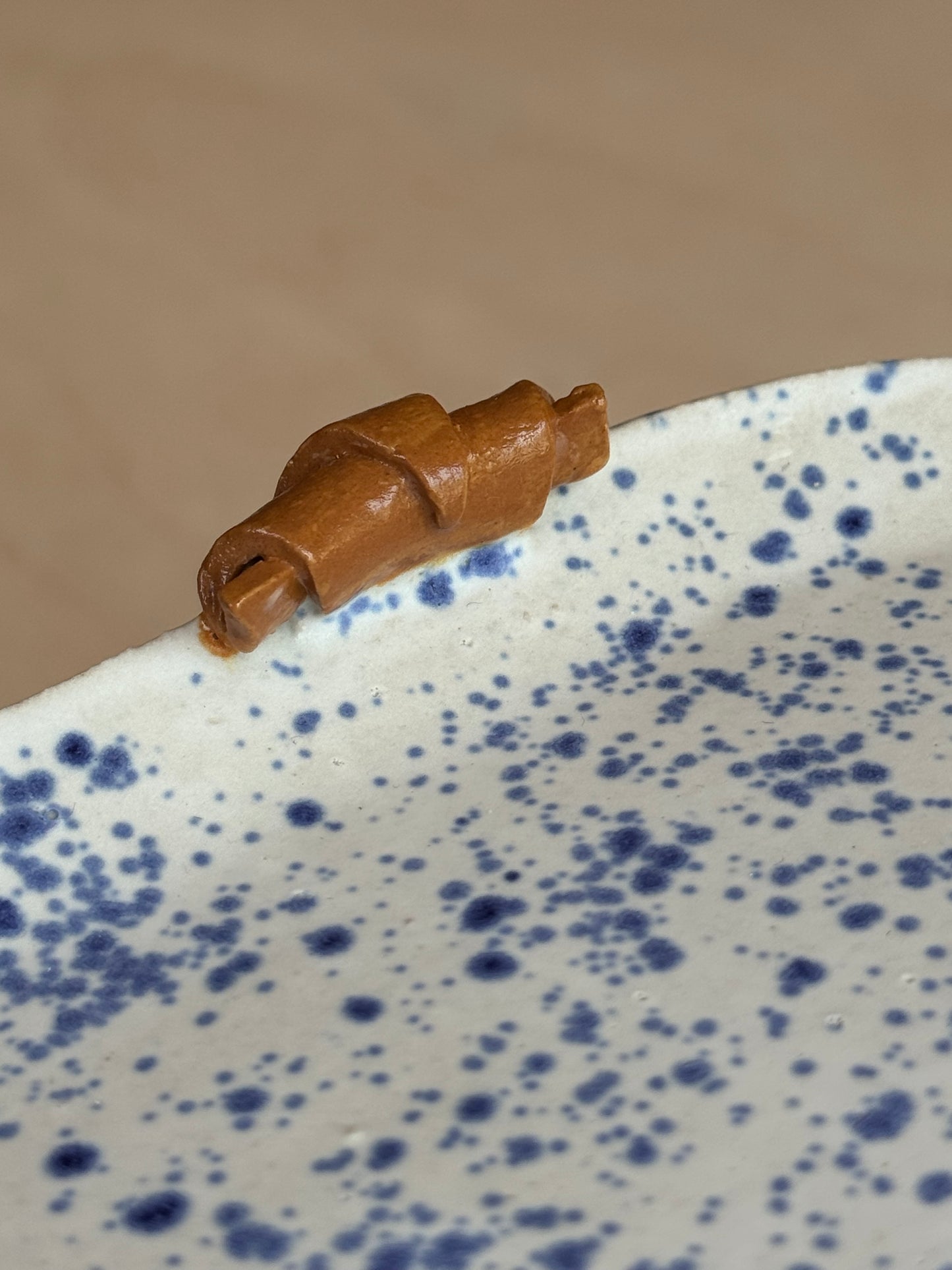 Blue Speckled ontbijtbord met croissant
