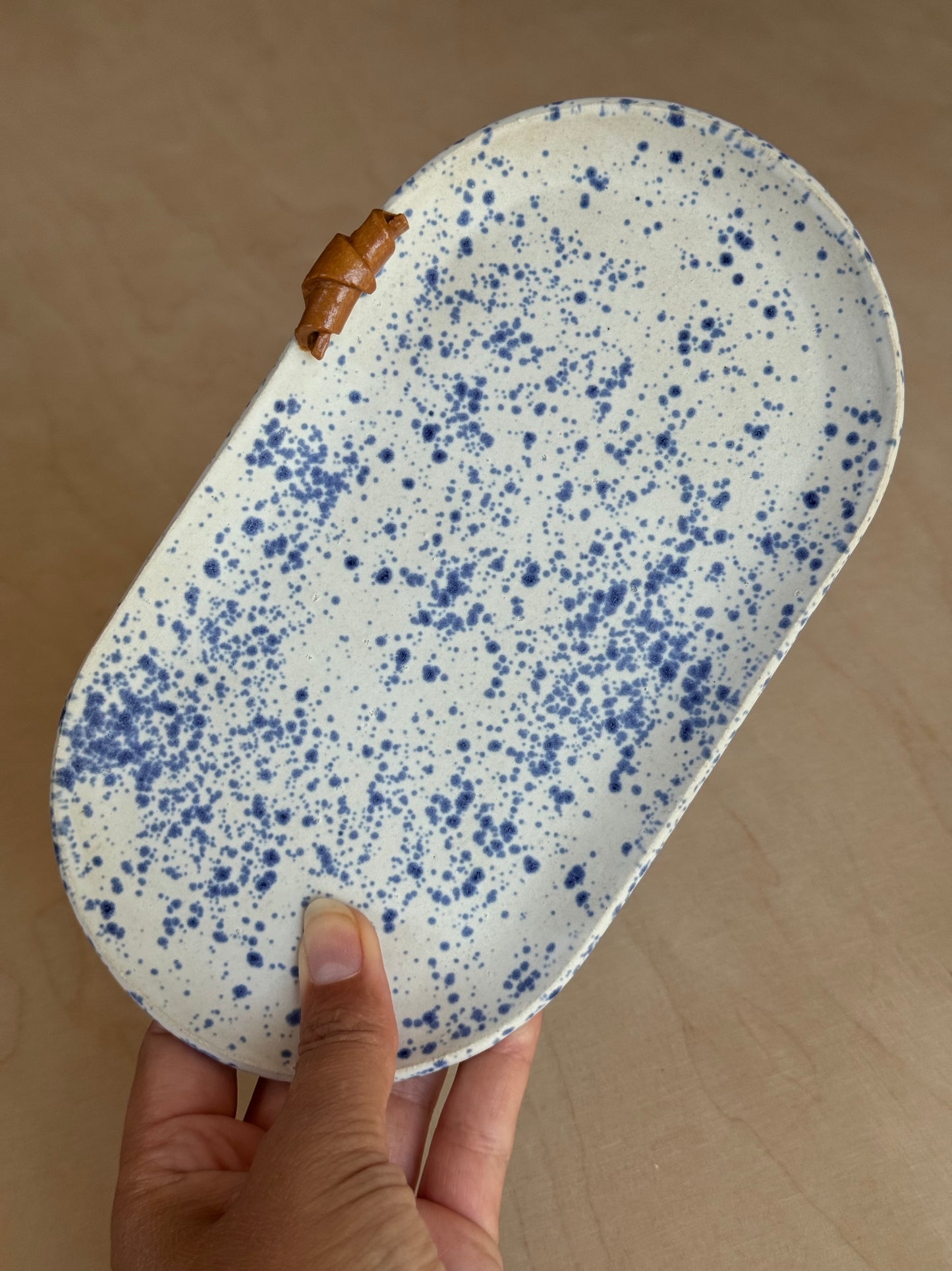 Blue Speckled ontbijtbord met croissant