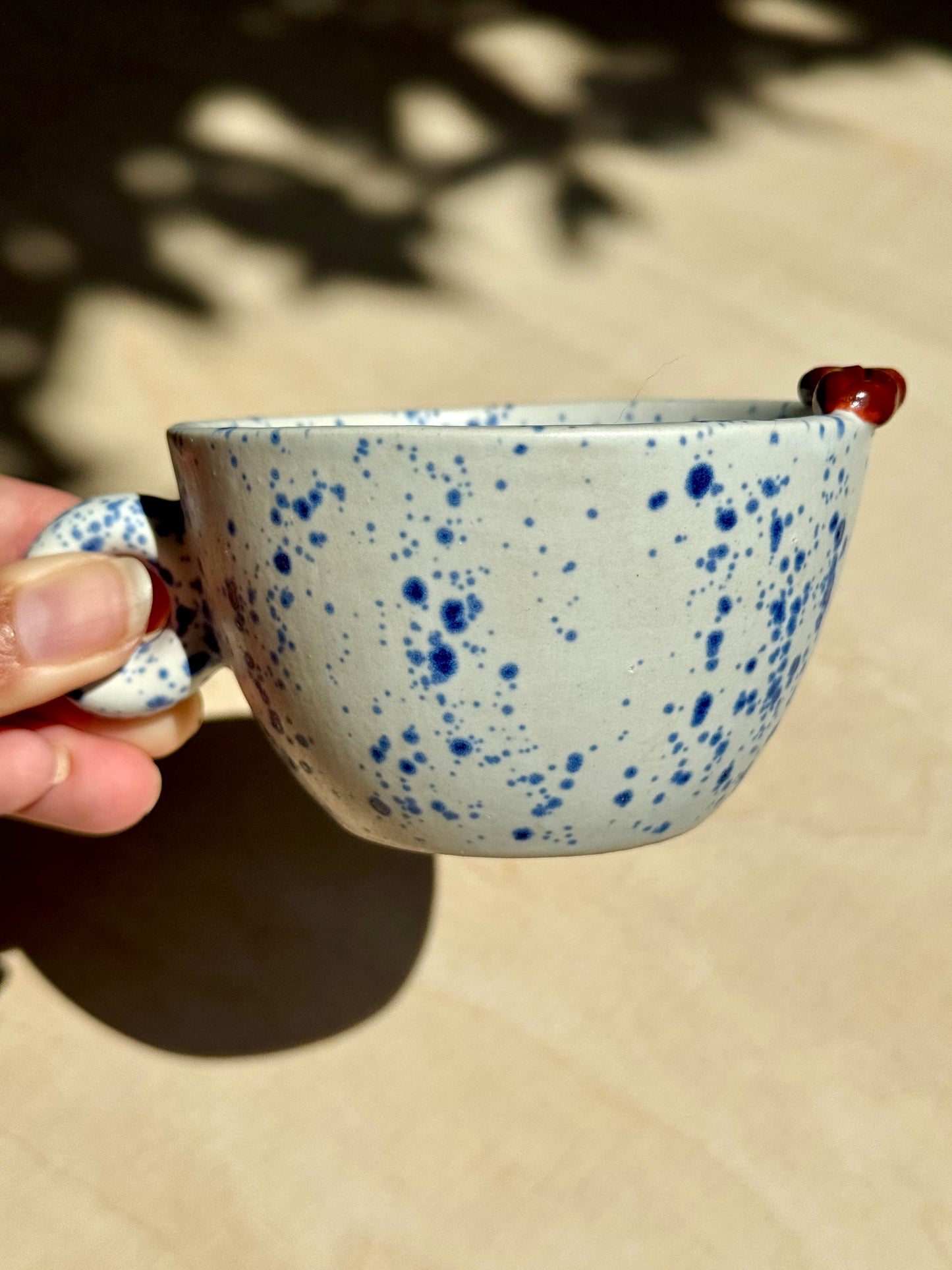Blue speckled coffee bean mok met oor