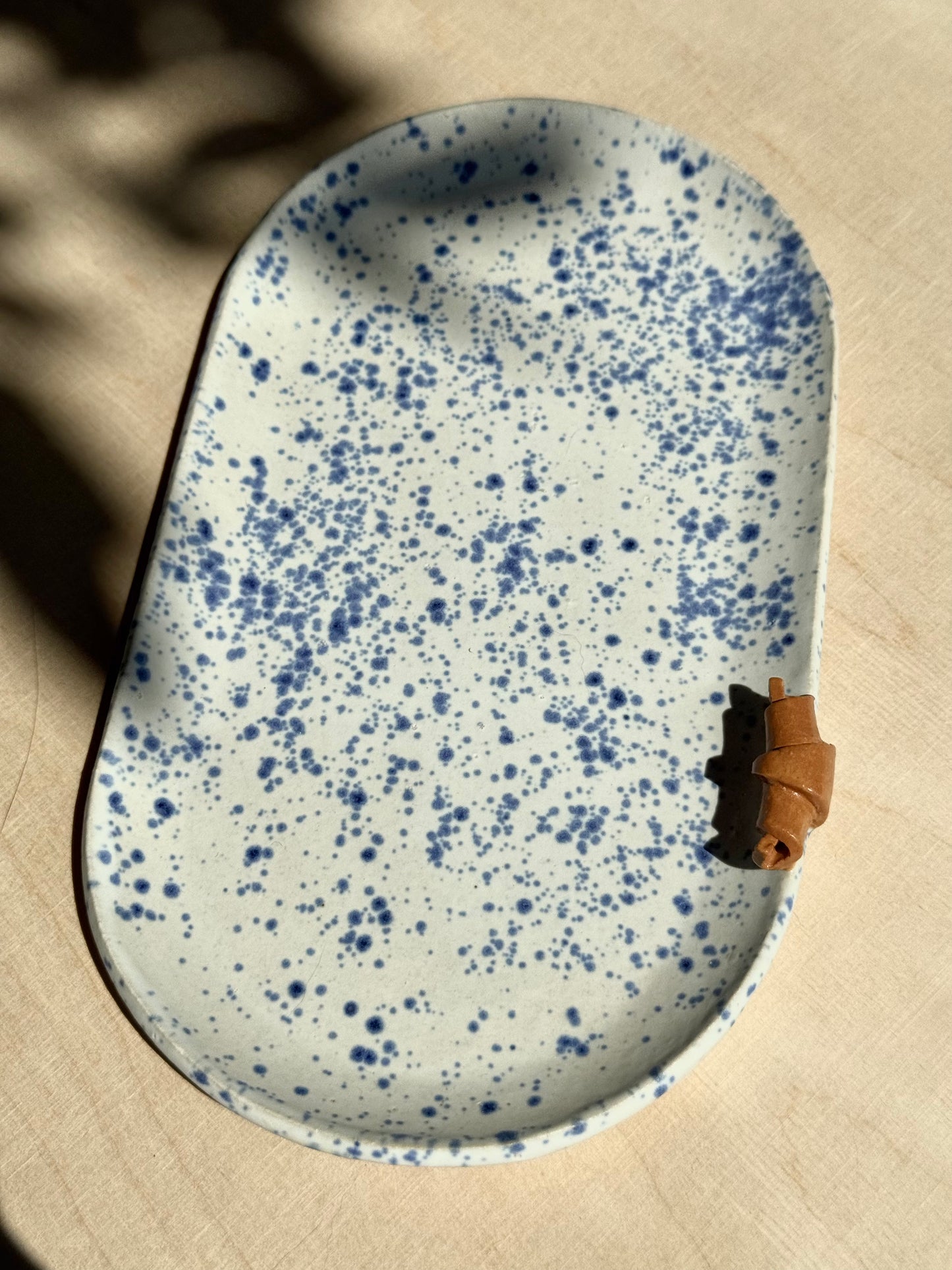 Blue Speckled ontbijtbord met croissant
