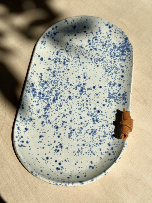 Blue Speckled ontbijtbord met croissant
