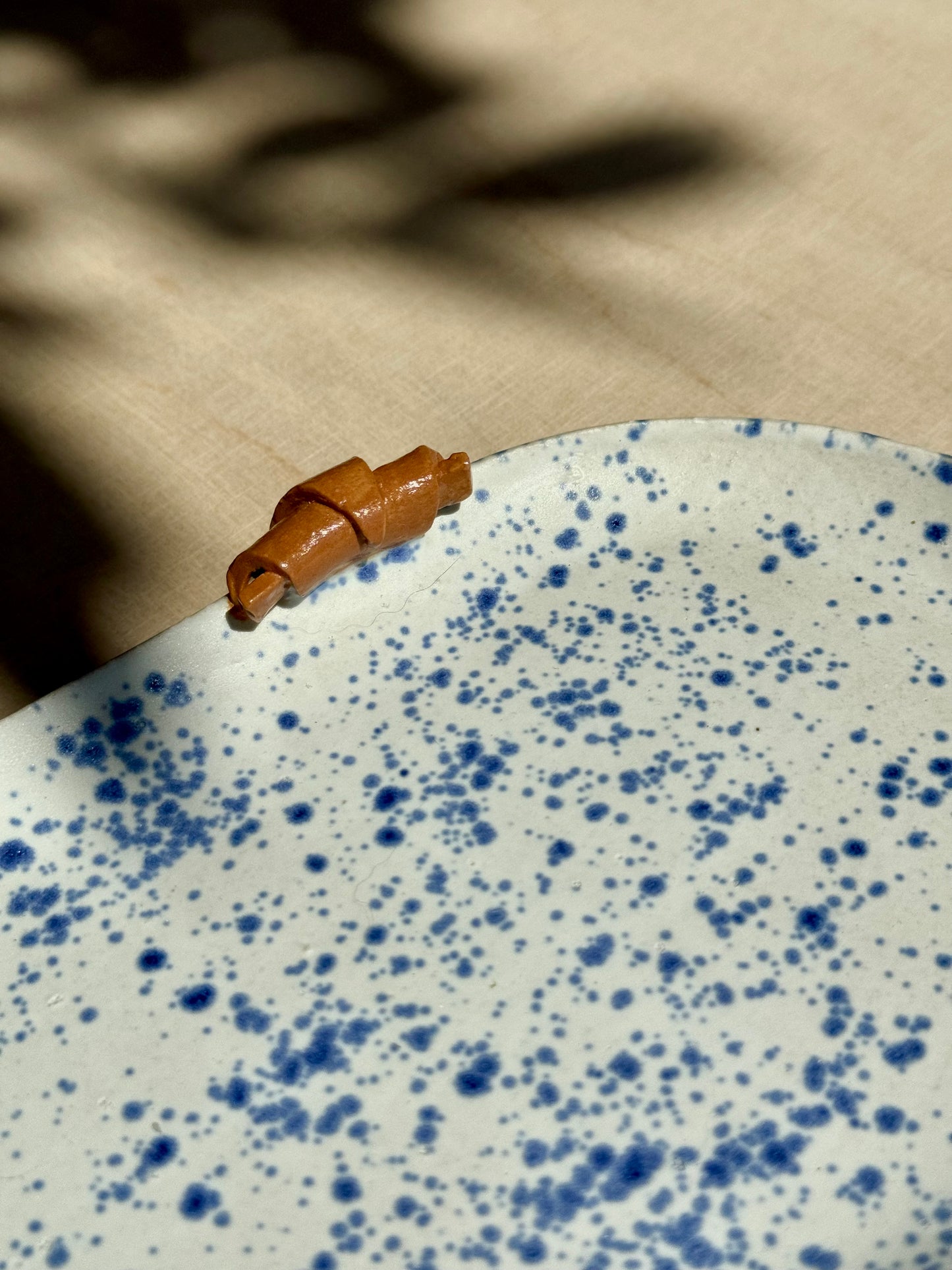 Blue Speckled ontbijtbord met croissant