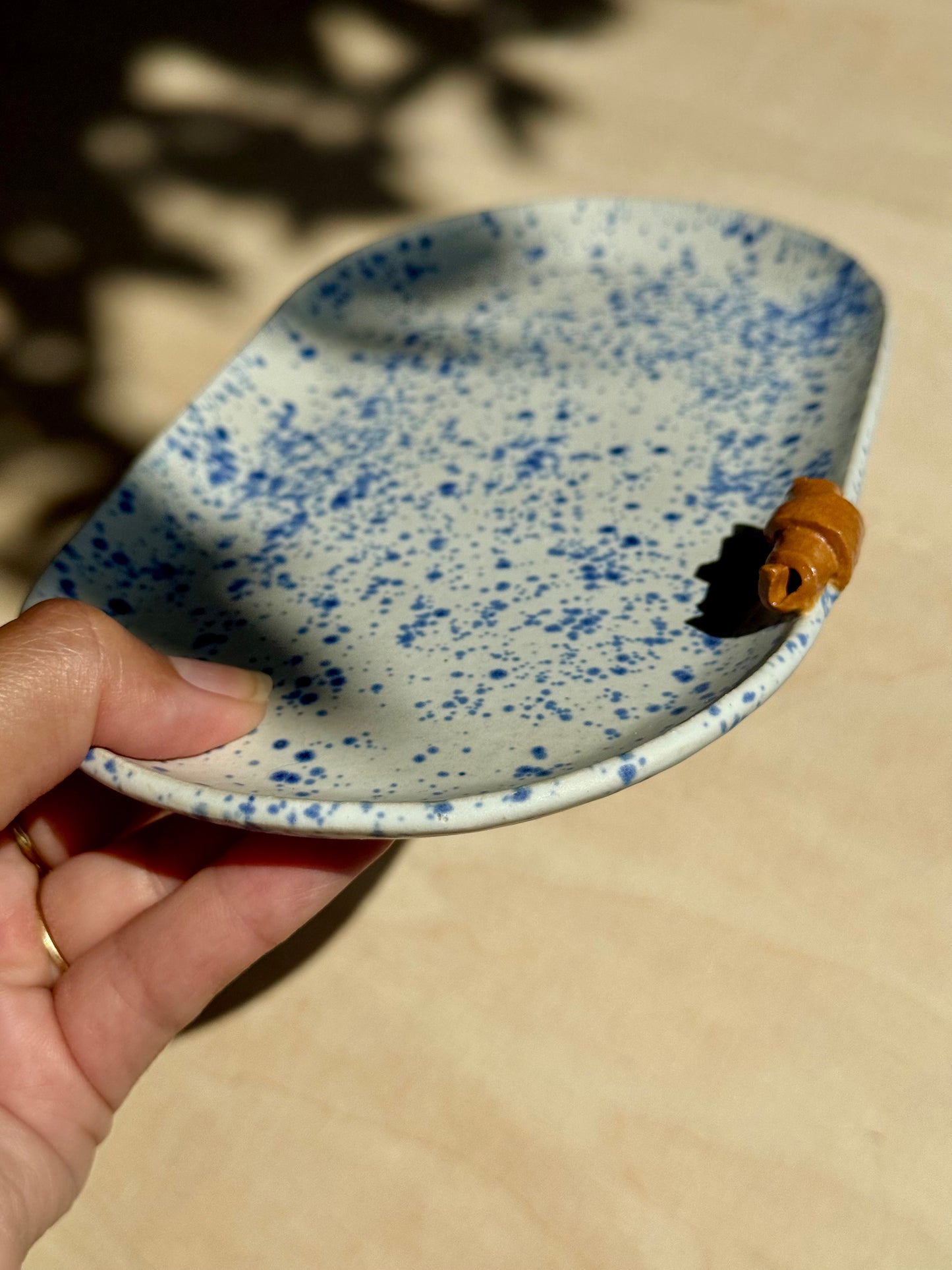 Blue Speckled ontbijtbord met croissant