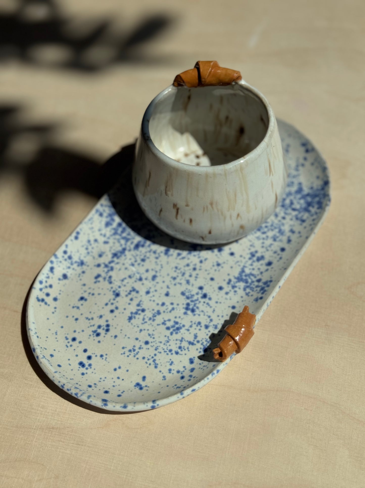 Blue Speckled ontbijtbord met croissant